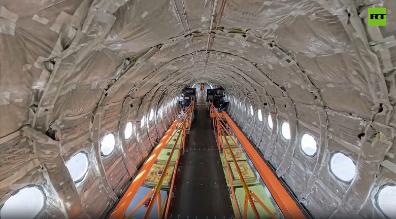 На таких российских самолетах скоро будем летать: RT показал полностью импортозамещённый SJ-100 внутри и снаружи