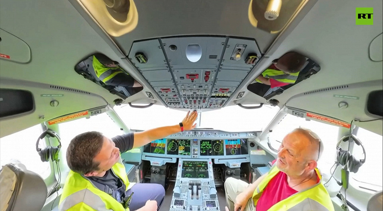На таких российских самолетах скоро будем летать: RT показал полностью импортозамещённый SJ-100 внутри и снаружи