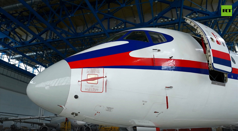 На таких российских самолетах скоро будем летать: RT показал полностью импортозамещённый SJ-100 внутри и снаружи