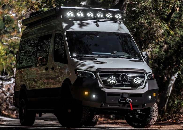 Калифорнийская компания превратила Mercedes-Benz Sprinter в крутой автодом для российской глубинки: лифт подвески, защита кузова, лебедка и полный привод