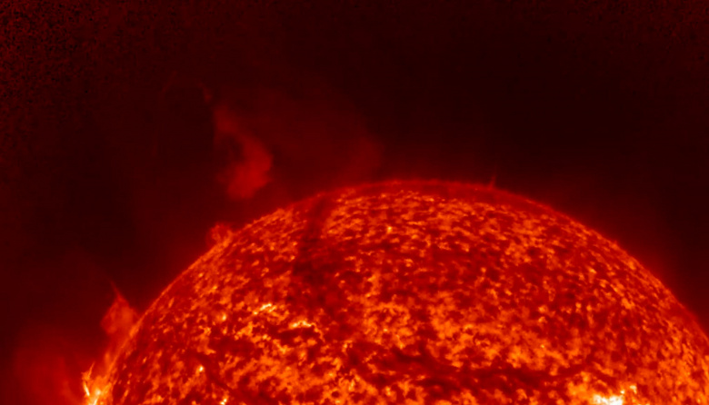 Космический &laquo;канат&raquo; во всей красе: на Солнце зафиксирован уникальный выброс плазмы &mdash; протуберанец размером 1 миллион километров в длину необычной формы