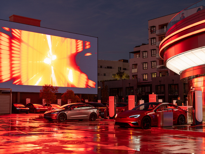 Открыт первый в мире комплекс Tesla Diner: зарядка и ретро-футуризм в Голливуде