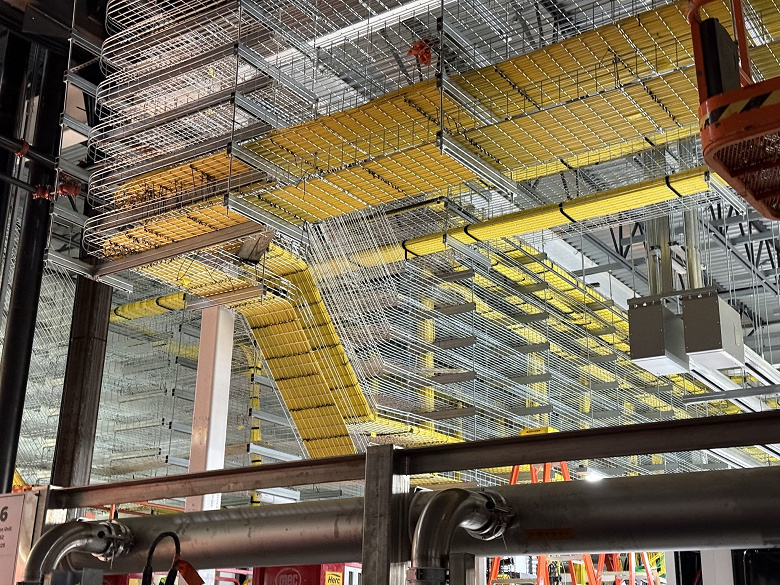 «Это что, вены Grok?», «Colossus 2 — настоящий зверь!». Появились первые фото новейшего суперкомпьютера Илона Маска и xAI