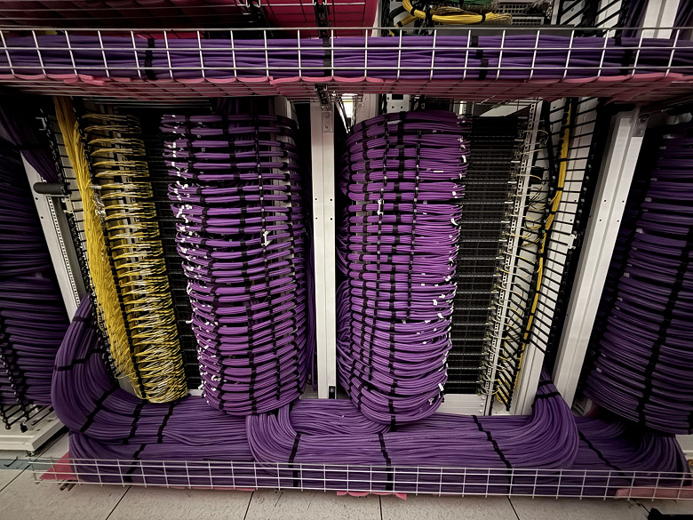 «Это что, вены Grok?», «Colossus 2 — настоящий зверь!». Появились первые фото новейшего суперкомпьютера Илона Маска и xAI