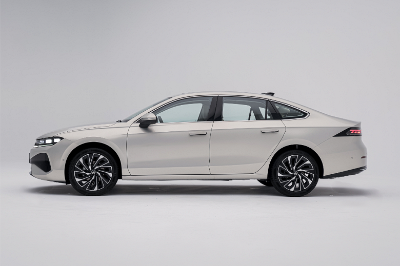 От Volkswagen Jetta не осталось и следа. Представлен совершенно новый Volkswagen Sagitar L, он оказался длиннее Passat B7 и сильно изменился как снаружи, так и внутри