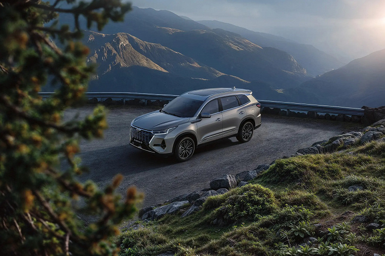 Избавиться от многотысячных запасов XCite помогут не только гигантские скидки до 750 000 рублей: покупателям X-Cross 8 обещают четыре ТО за 1 рубль 