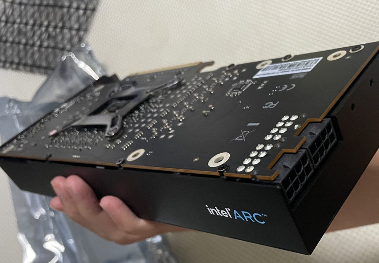 Оказывается, у Intel была игровая видеокарта с 512-битной шиной и 16 ГБ памяти. Уникальную Intel Arc A750 показали на фото