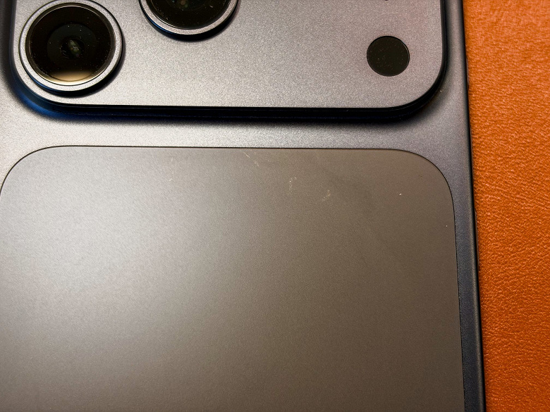 Стало известно, как в магазинах Apple борются с царапинами на iPhone 17