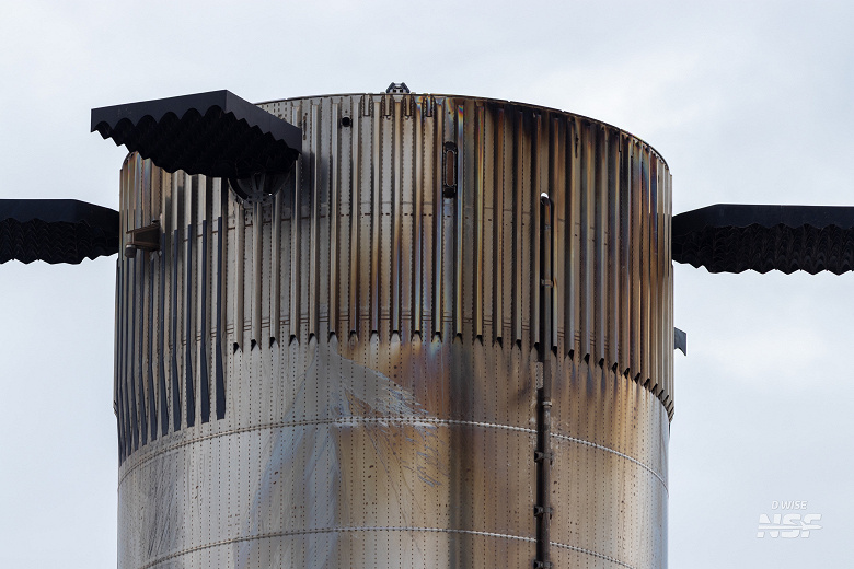 Super Heavy, украшенный «боевыми шрамами», вернулся на производство после статического огневого испытания