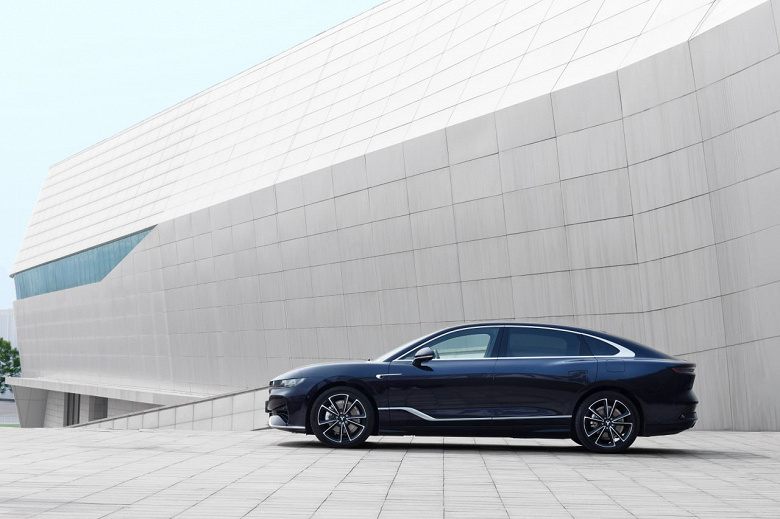 Российская сборка и скидки от государства: стартовали продажи представительского гибридного седана Voyah Passion EVR