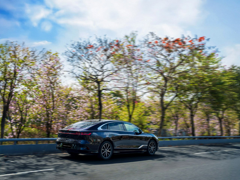 Российская сборка и скидки от государства: стартовали продажи представительского гибридного седана Voyah Passion EVR