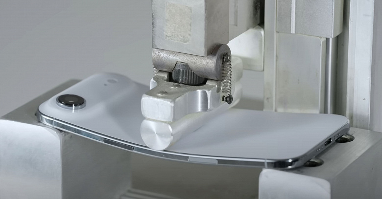 Супертонкий iPhone Air оказался почти таким же прочным, как и iPhone 17 Pro, в тестах на изгиб. Но в тестах на падения результаты разные