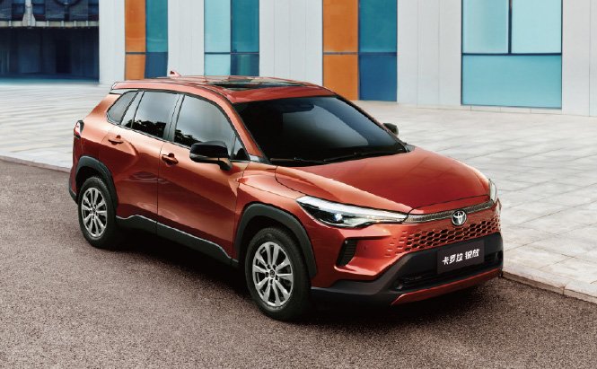 В Китае стартовали продажи обновленного кроссовера Toyota Corolla Cross &mdash; всего 96,8 тыс. юаней (1,1 млн рублей) 