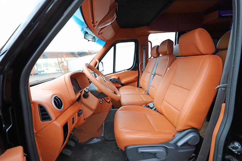 МАЗ представил микроавтобус бизнес-класса: МАЗ 281 имеет кожаные кресла повышенной комфортности