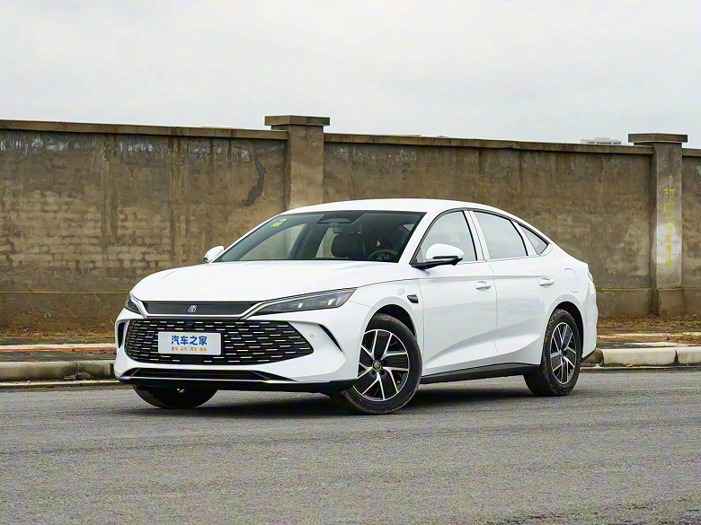 Дешевый и просторный седан для тех, кому ездить много и далеко. Представлен Qin L DM-i 2026: запас хода 2148 км и цена всего 96,8 тыс. юаней (1,1 млн рублей)