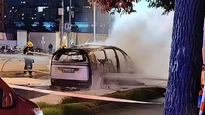 Никакого ДТП или другого внешнего воздействия: новейший автомобиль Li Auto Mega вспыхнул за считанные секунды и сгорел до каркаса