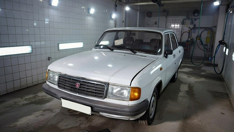 &laquo;Белая ночь&raquo; с редким вельветовым салоном: в России продают &laquo;Волгу&raquo; ГАЗ-31029 с минимальным пробегом