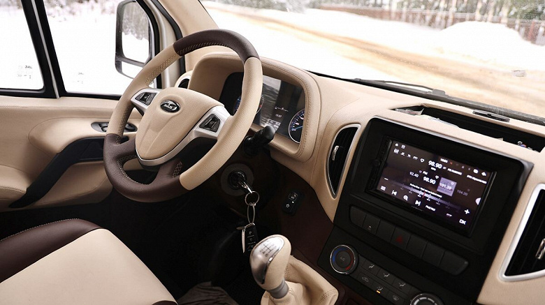 МАЗ представил автодом: холодильник, душ, два отопителя, а также мангал, шампуры и казан в комплекте