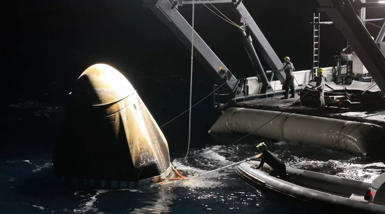 Экипаж МКС успешно вернулся на Землю раньше срока: корабль Crew Dragon приводнился в Тихом океане Экипаж МКС успешно вернулся на Землю раньше срока: корабль Crew Dragon приводнился в Тихом океане