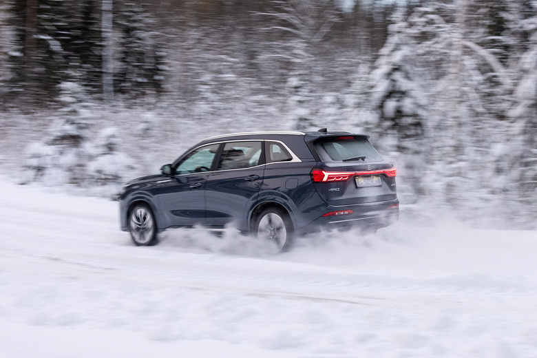 Стартовали продажи российского гибридного кроссовера Evolute i-Space с полным приводом