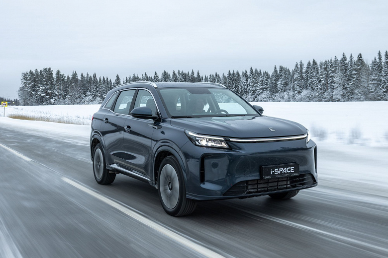 Стартовали продажи российского гибридного кроссовера Evolute i-Space с полным приводом