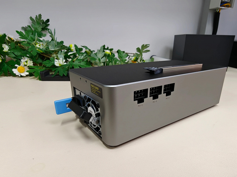 Внешний вид и разъемы док-станции Aoostar AG03