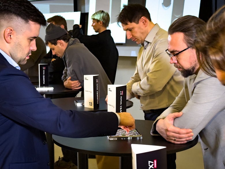 Гроссмейстер Ян Непомнящий сыграл в шахматы на складных смартфонах Huawei Mate X7 с любителями. Он обыграл всех