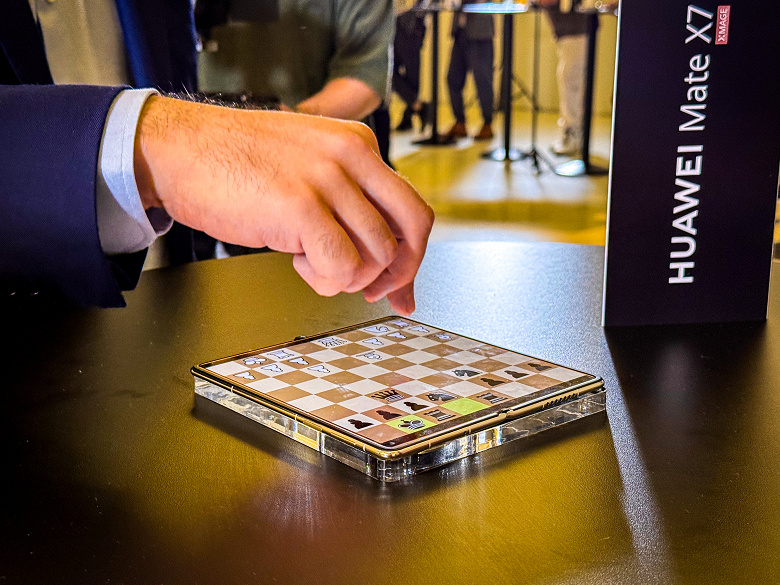 Гроссмейстер Ян Непомнящий сыграл в шахматы на складных смартфонах Huawei Mate X7 с любителями. Он обыграл всех