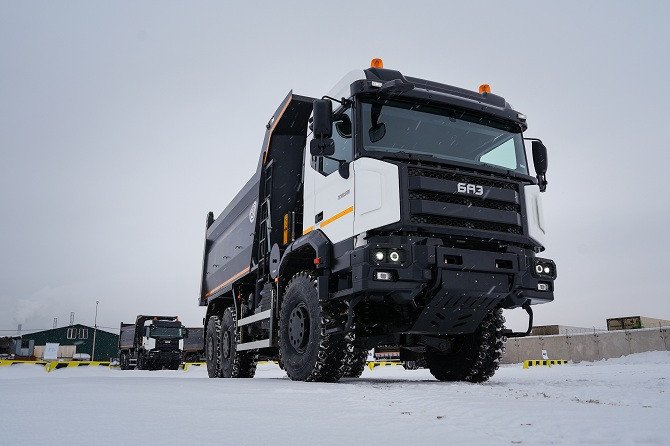 Вместо Scania и MAN. Совершенно новый российский полноприводный самосвал БАЗ S32A50 с независимой подвеской уже у дилеров