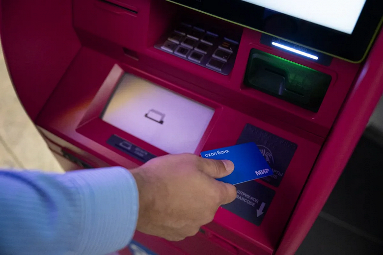 В России появились банкоматы, выдающие дебетовые карты