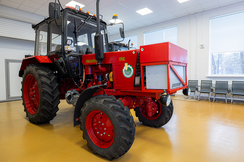 Легендарный Belarus 82.1 стал гибридом после российской модернизации Легендарный Belarus 82.1 стал гибридом после российской модернизации