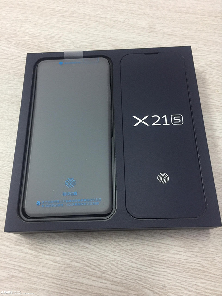 Распаковка еще пока не представленного официально смартфона Vivo X21s запечатлена на фото