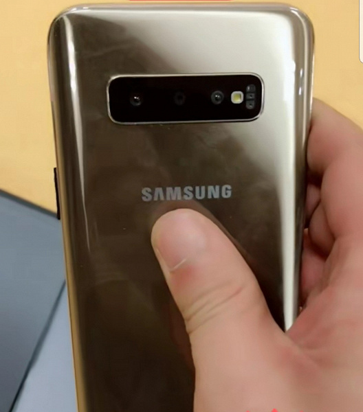  Флагманский смартфон Samsung Galaxy S10+ позирует на живых фото