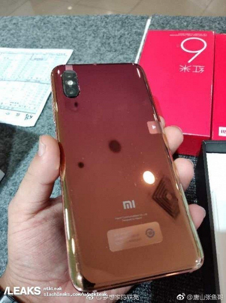 Фото дня: настоящий смартфон Xiaomi Mi 8 Screen Fingerprint достают из коробки