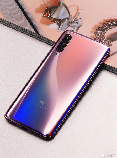 Глава Xiaomi показал смартфон Mi 9 в розовом цвете… который и не совсем розовый