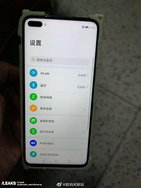 Включенный Honor V30/Huawei Nova 6 в руках пользователя