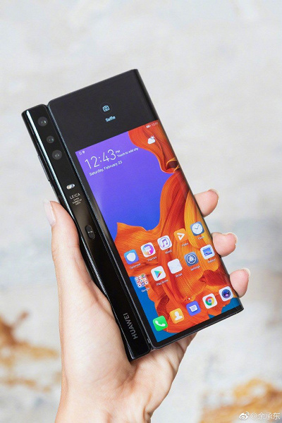 Дороже ожидаемого. Стала известна цена складного смартфона Huawei Mate X 5G с гибким экраном