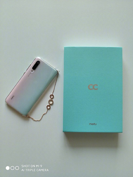 Xiaomi CC9 Meitu Edition с необычным аксессуаром показался на живом фото за несколько часов до анонса