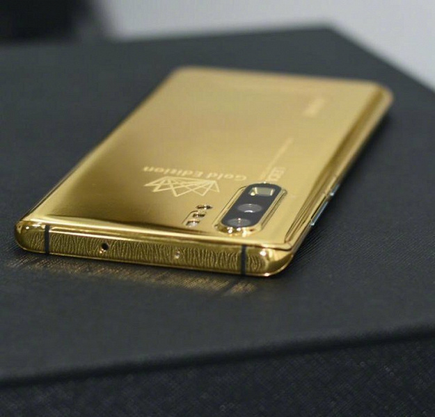 Донни Йен показал именной золотой Huawei P30 Pro