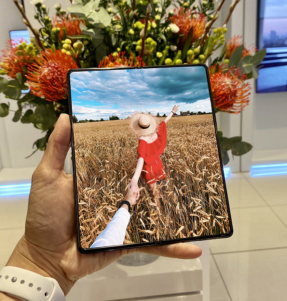 Samsung Galaxy Z Fold3 с подэкранными камерами на первых качественных изображениях