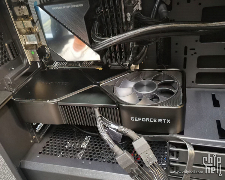 Как выглядит гигантская GeForce RTX 3090 внутри корпуса