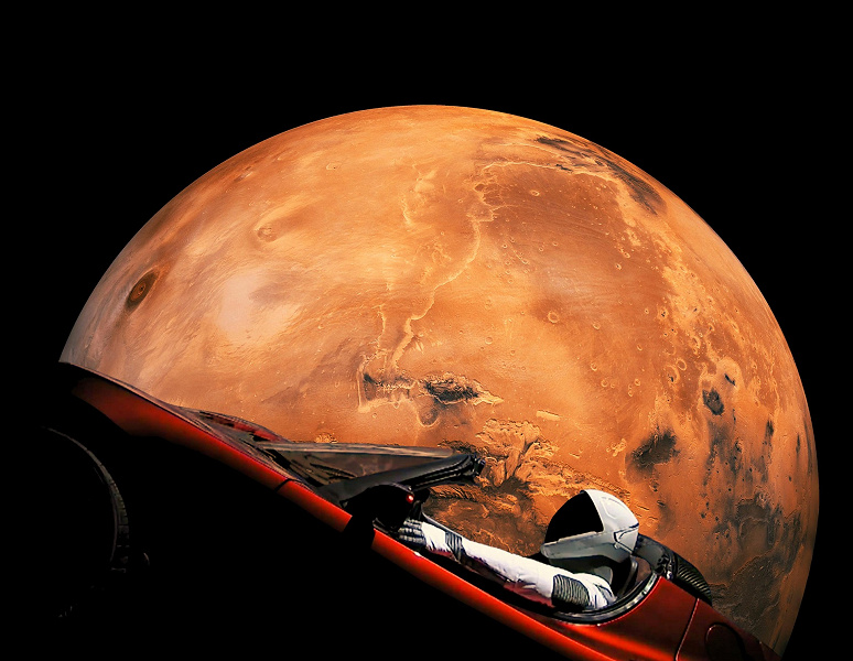 Первый космический автомобиль — Tesla Roadster с манекеном Starman — максимально сблизился с Марсом