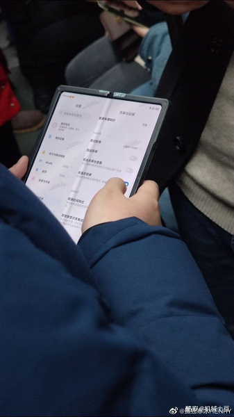 Утечка в метро: первый складной смартфон Xiaomi с огромным гибким экраном поймали в реальной жизни