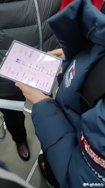 Утечка в метро: первый складной смартфон Xiaomi с огромным гибким экраном поймали в реальной жизни