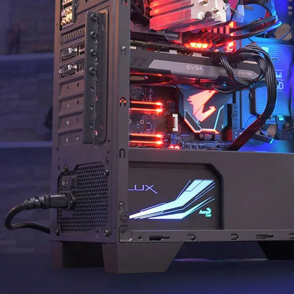 Блок питания AeroCool LUX RGB 850M украшен подсветкой