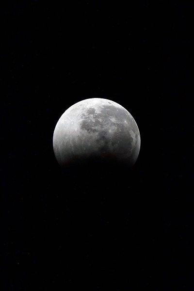 Самое продолжительное частное лунное затмение за последние полтысячи лет — фото и видео с МКС
