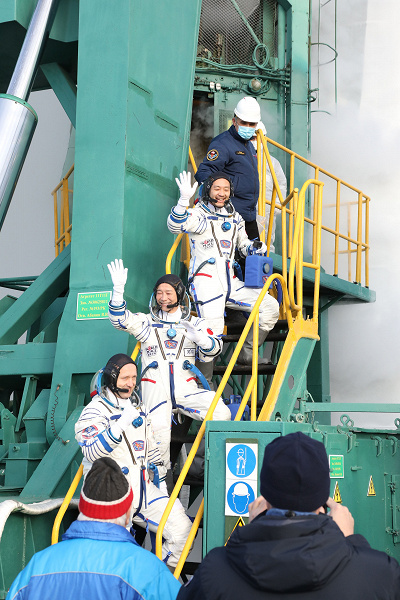 После перерыва в 12 лет: Роскосмос запустил ракету «Союз» с туристическим экипажем на борту