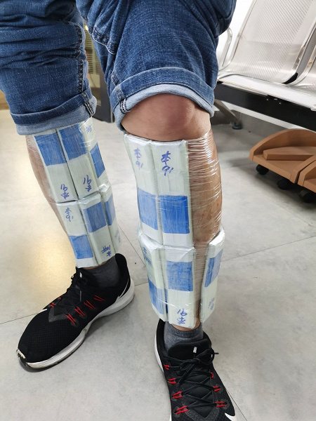 The processors are bundled, taped to the legs.  This is how smugglers smuggle Intel Core i7-10700 and Core i9-10900K CPUs across the border in Hong Kong