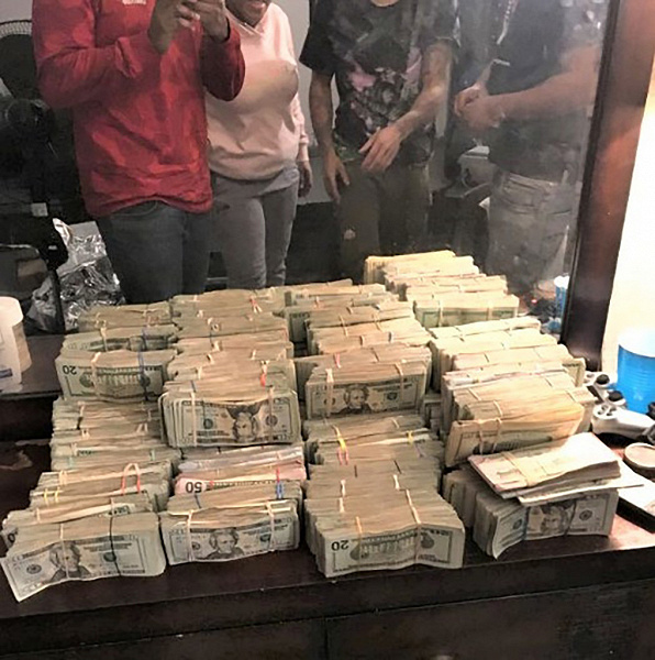 У наркоторговца украли полмиллиона долларов с помощью Apple Watch, грабители позировали на фоне стопок денег