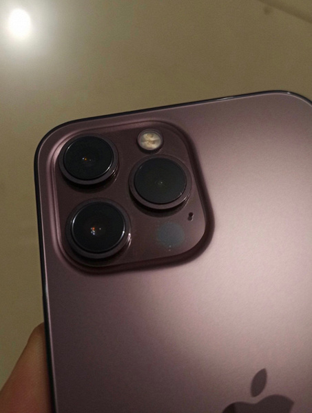 Это розовый iPhone 13 Pro. Смартфон впервые засветился на фото, хотя это несерийный образец